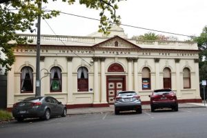 A Barefoot delight on stage in Lilydale