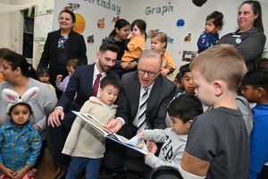 Labor pushes for workers’ pay rise during campaign visit to Croydon South